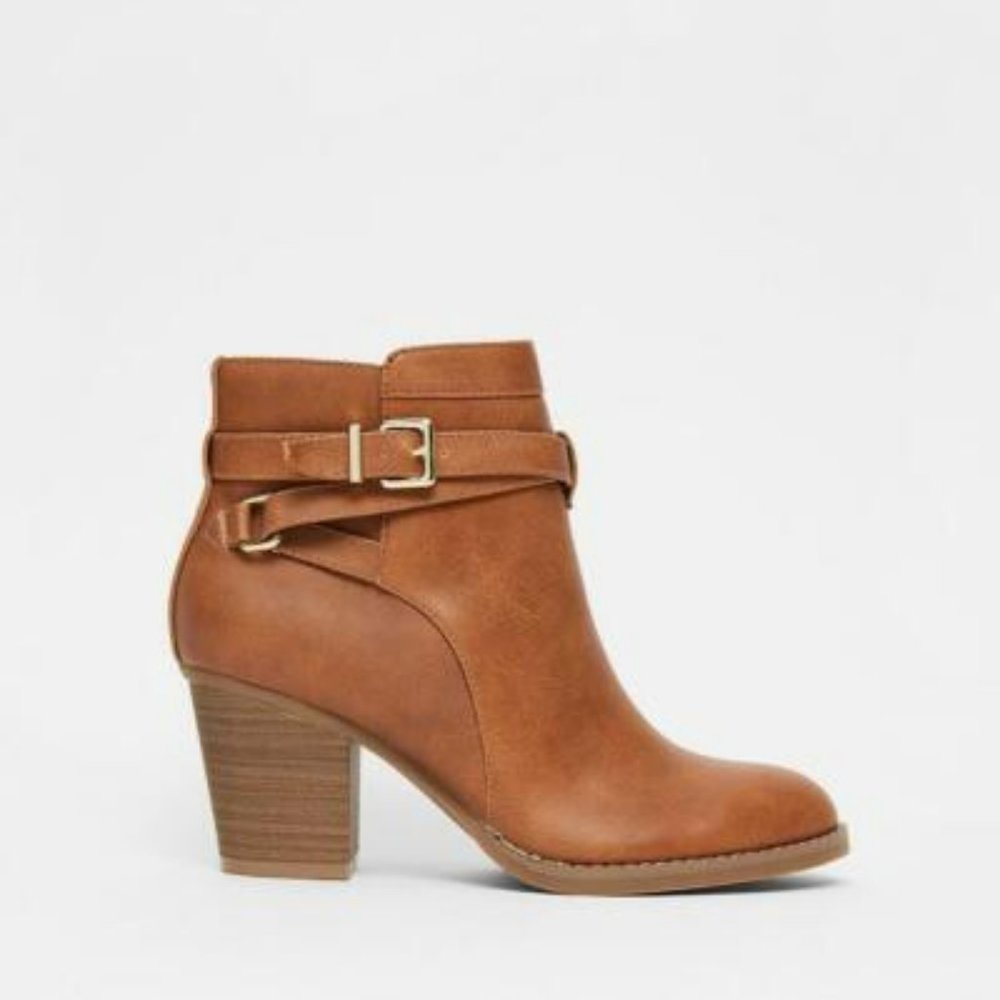 EXPRESS FAUX LEATHER BOWERY BOOTIES Size 8.5